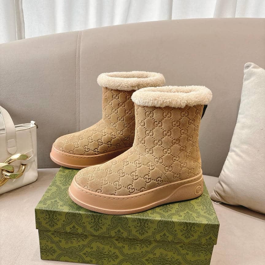 0015 Furry Shoe